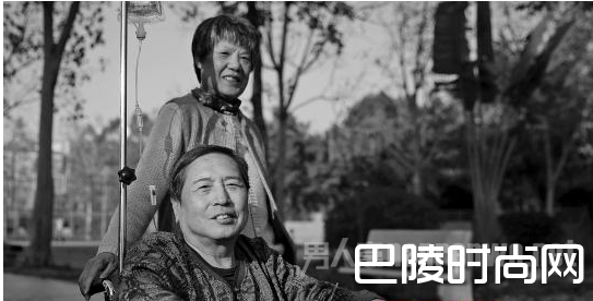 2月15日下午,为保存体力应对昨日的手术,辛玥坐轮椅晒太阳。妻子一直陪伴左右 2月15日下午,为保存体力应对昨日的手术,辛玥坐轮椅晒太阳。妻子一直陪伴左右