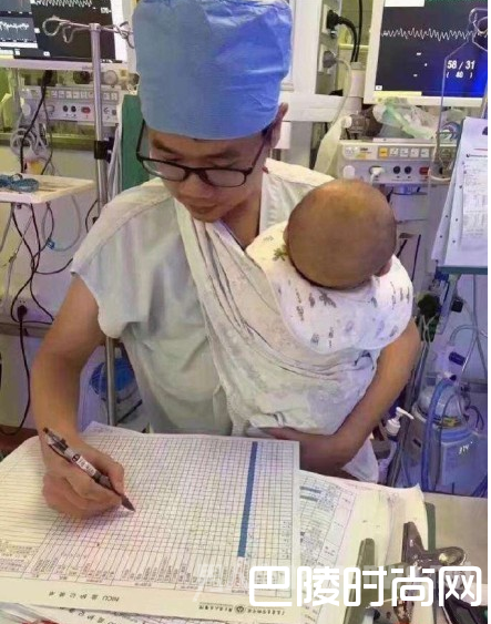 男护士身挂患儿工作照走红