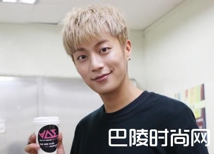 拜托了冰箱尹斗俊自曝家里有6台电脑 尹斗俊个人资料介绍（2）