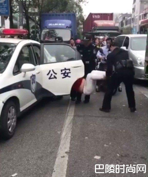 脱衣跳热舞 脱衣跳热舞