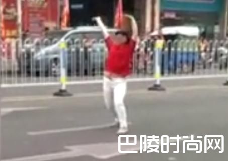 失控马路上跳热舞还脱衣 失控马路上跳热舞还脱衣