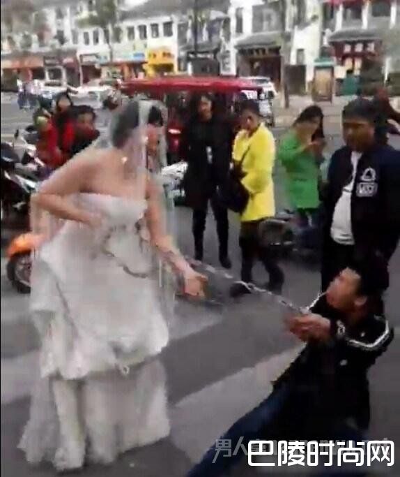 新娘用铁链捆上新郎 新娘用铁链捆上新郎