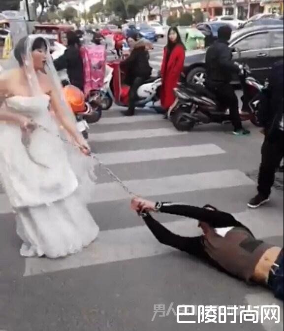 新娘用铁链捆上新郎 新娘用铁链捆上新郎