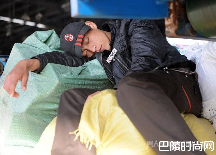 累倒了快递小哥