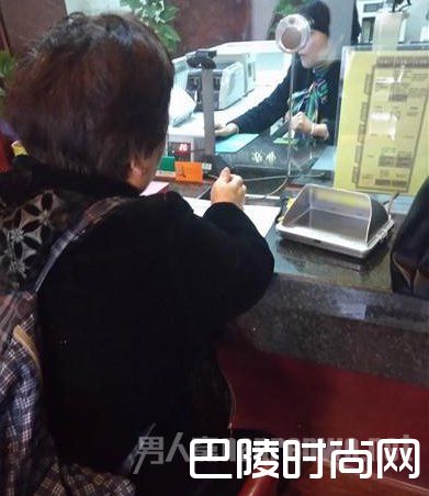 大妈第四次到银行退款 大妈第四次到银行退款