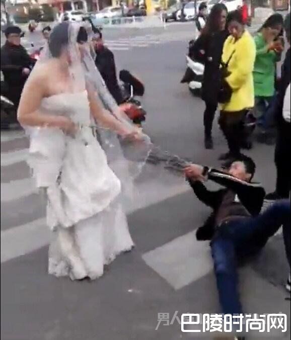 新娘用铁链捆上新郎 新娘用铁链捆上新郎