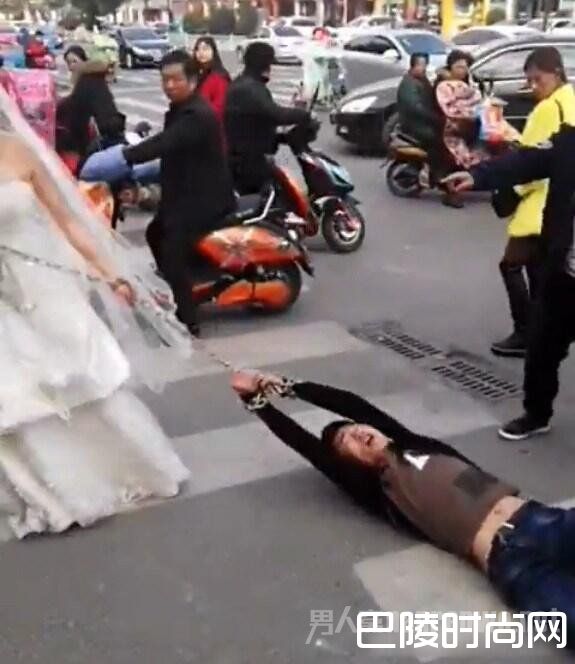 新娘用铁链捆上新郎 新娘用铁链捆上新郎