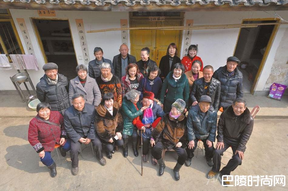 百岁老人梁学华全家福 百岁老人梁学华全家福