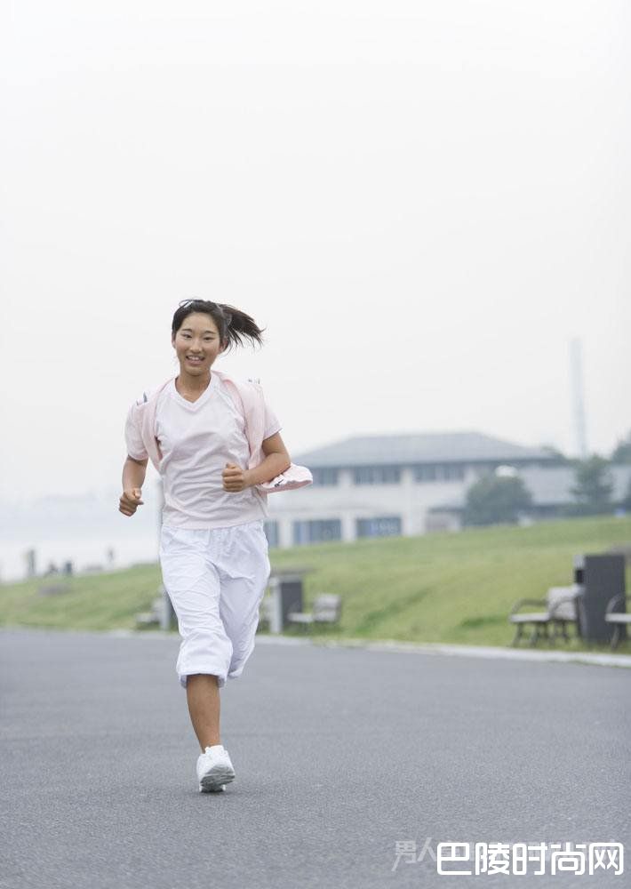 女生慢跑