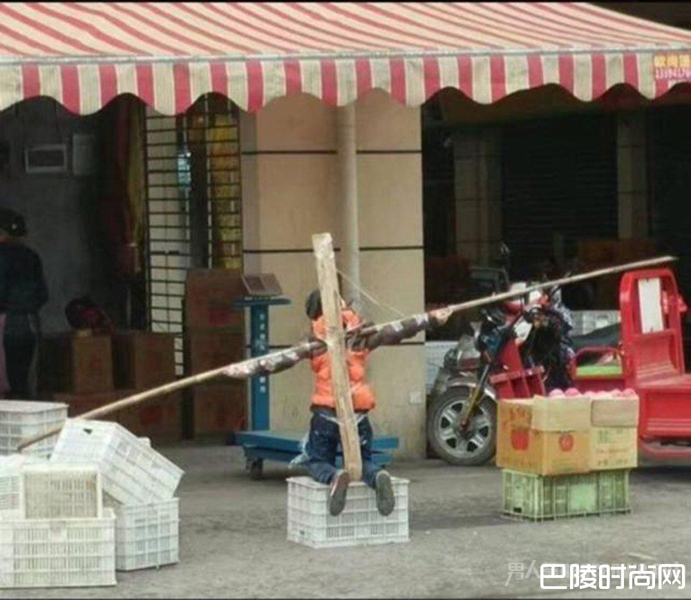 孩子被跪绑成十字架