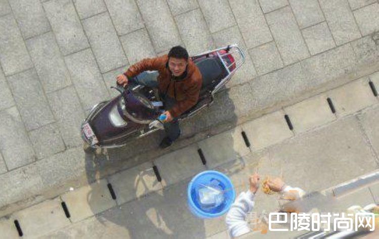 外卖小哥将饭盒放在桶中