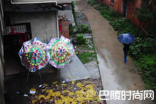 门口所摆放花圈