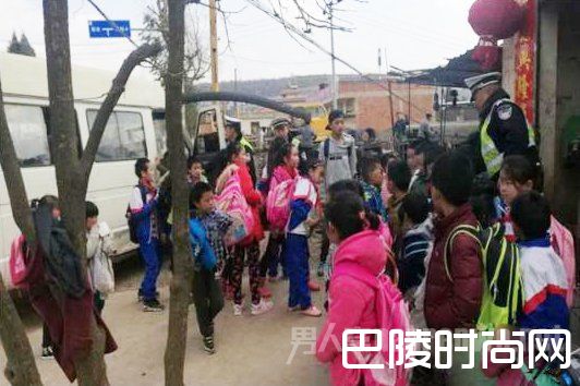 乘坐超载车辆的孩子们