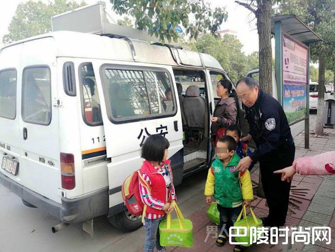 警察护送孩子们回家
