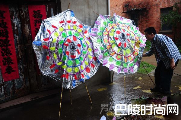 门口所摆放的花圈