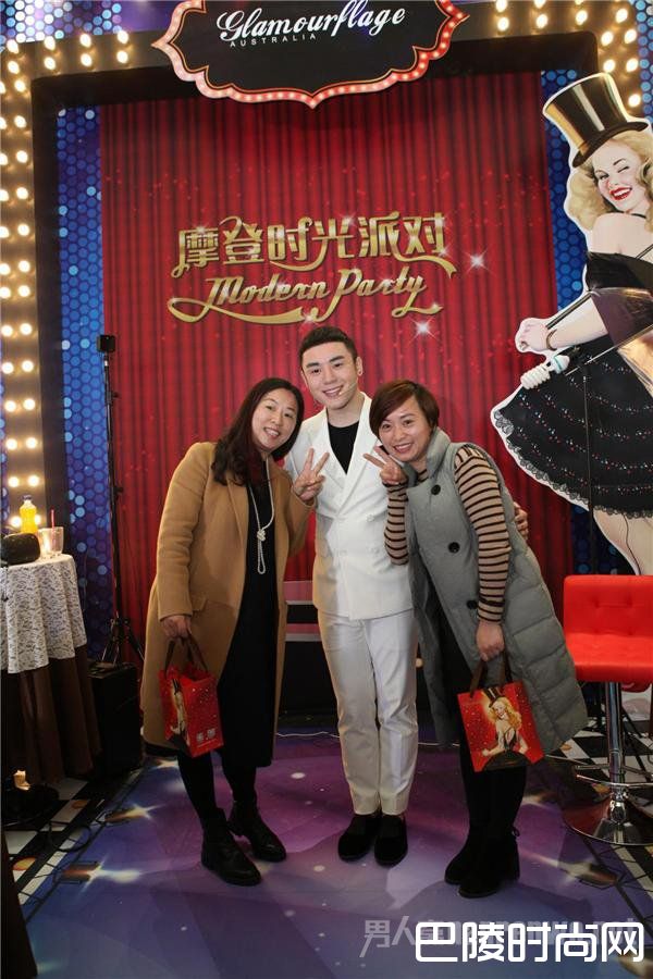 妹子们纷纷在特制的拍照区前留下倩影