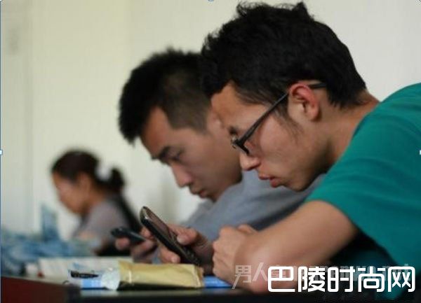 学生玩手机