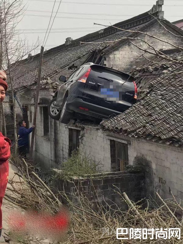 汽车飞上屋顶 汽车飞上屋顶