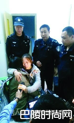 母女相拥而泣 母女相拥而泣