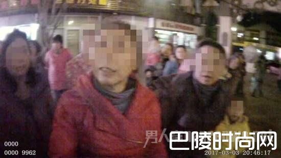 红衣者为王阿姨