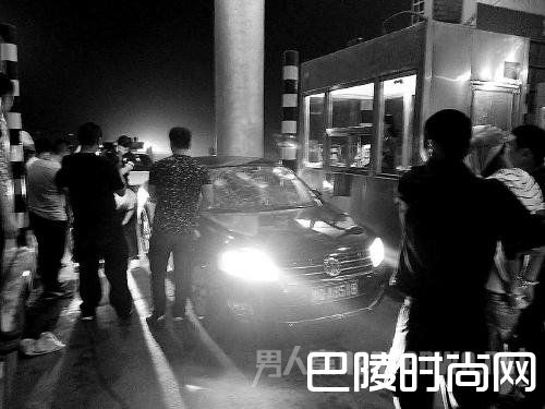 收费站停车交费时被抓