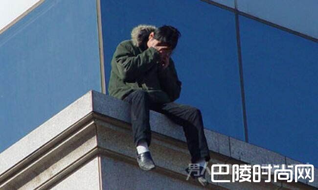 男子徘徊于楼上