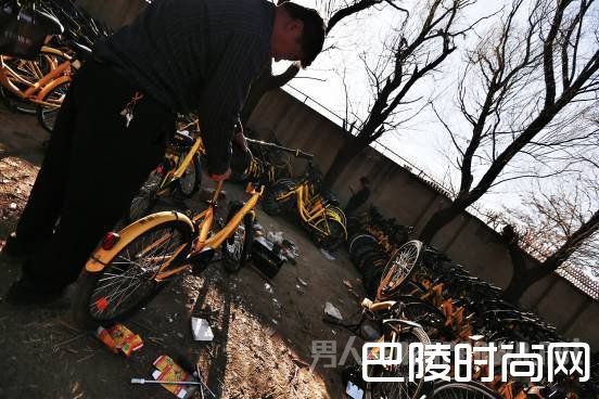 修车师傅维修小黄车