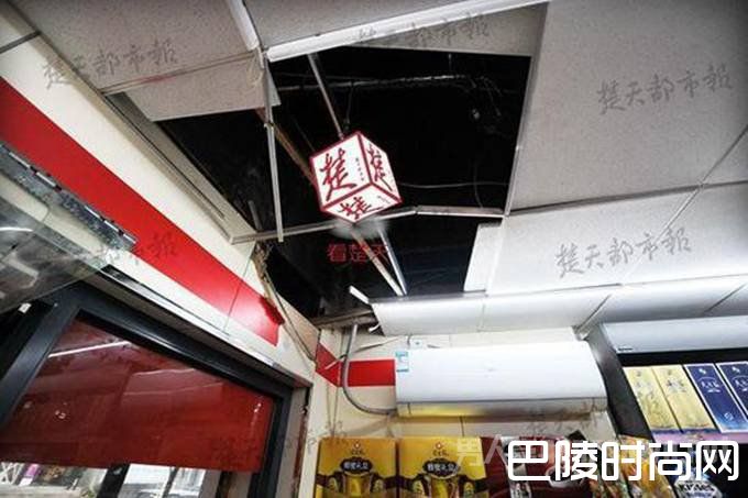超市天花板离奇被破 超市天花板离奇被破