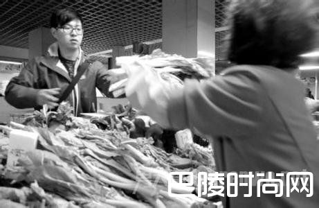 王先生挑菜被打伤