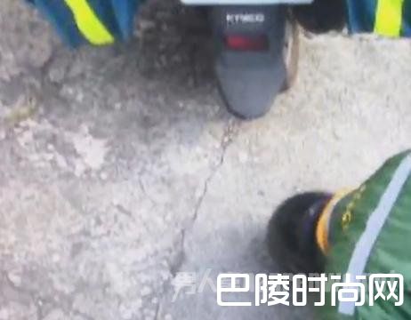 快递小哥下跪道歉 快递小哥下跪道歉