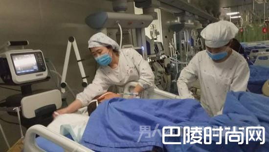 老人正在医院接受治疗