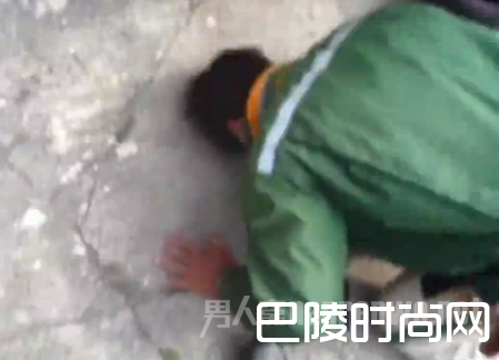 快递员趴在地上痛哭失声 快递员趴在地上痛哭失声