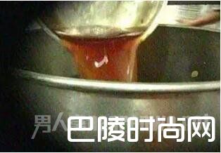 厨师在后厨打捞潲水油