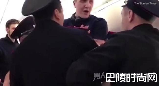 3名警员尝试强行把基梅罗夫赶下机