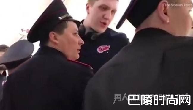 3名警员尝试强行把基梅罗夫赶下机