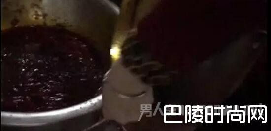 厨师在后厨打捞潲水油