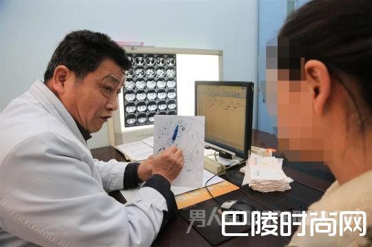 聂继光通过绘图方式向患者讲解病情