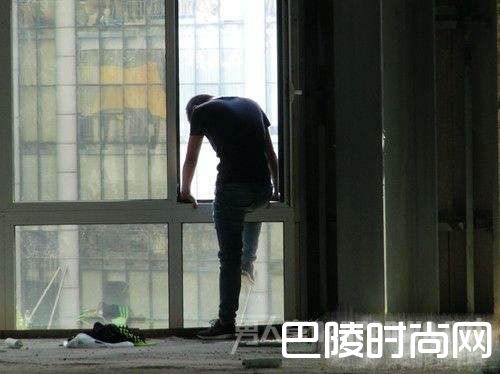 小伙吓唬女友 小伙吓唬女友