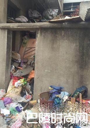 孤寡老人捡垃圾上瘾