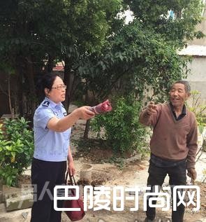 民警杨艳劝说刘爹爹