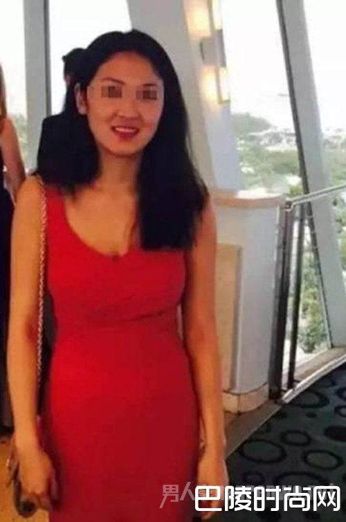 往日一袭红裙、笑容灿烂的索菲