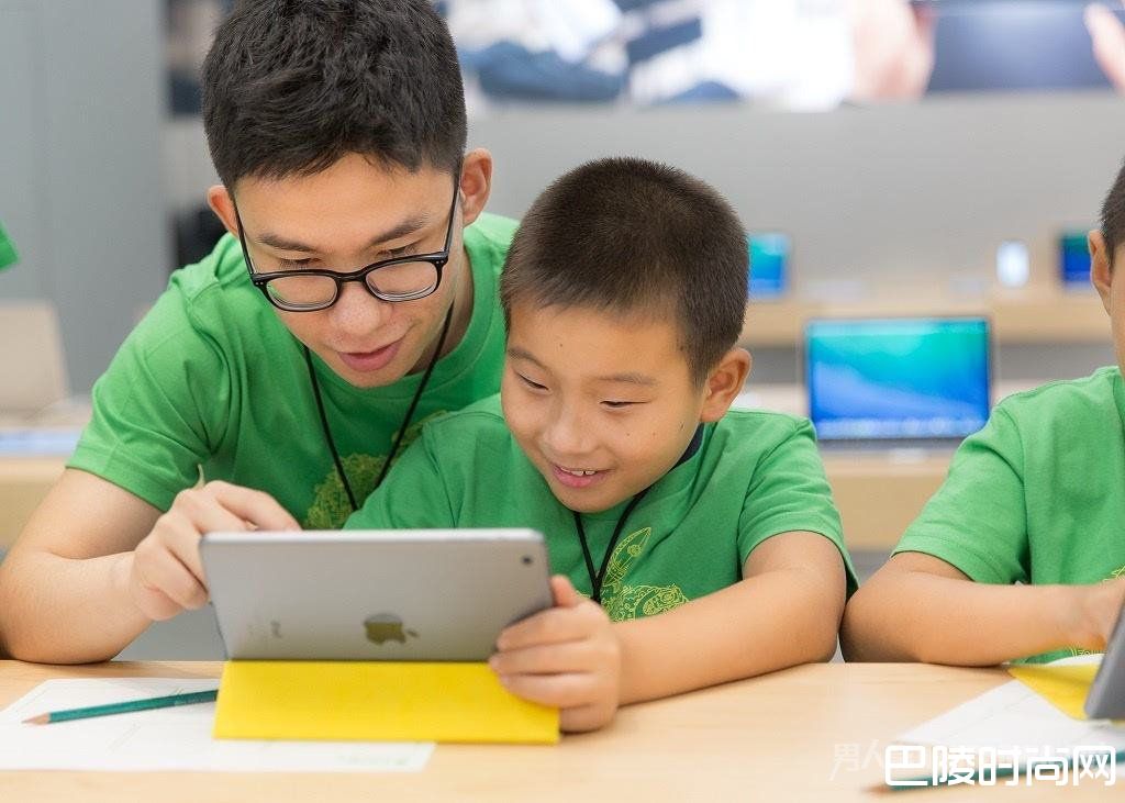 苹果销售店里玩iPad 苹果销售店里玩iPad