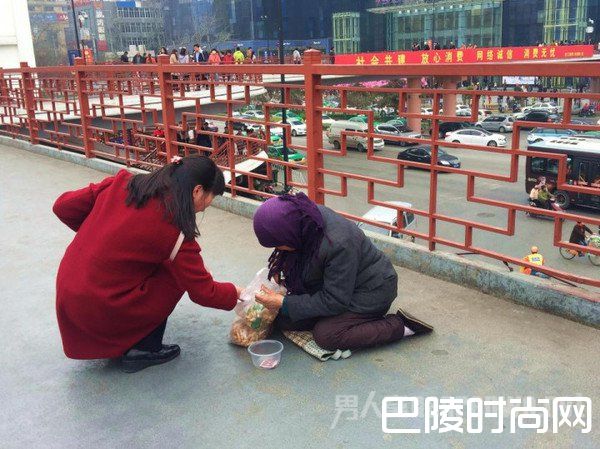 女子好心赠麻花 女子好心赠麻花