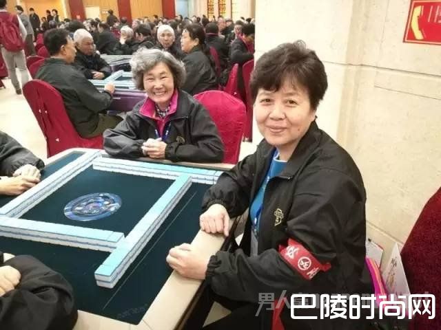 大妈在比赛现场 大妈在比赛现场