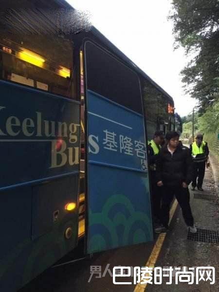 公交车门被推开