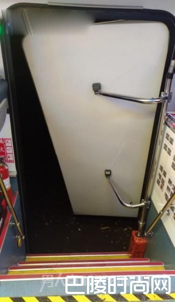 公交车门被推开