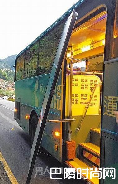 公交车门被推开