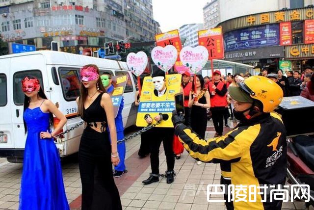 俩男子戴枷锁游街