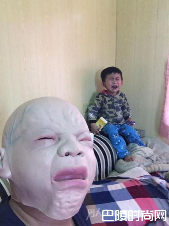 老爸戴婴儿哭泣面具吓哭儿子 老爸戴婴儿哭泣面具吓哭儿子