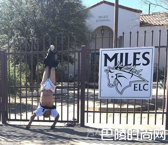 窃贼逃跑时裤子被铁门勾住倒挂门边